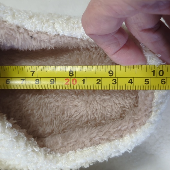 Santa smiley face slippers 8.5- 9.5 42-43 NWOT - Picture 4 of 4